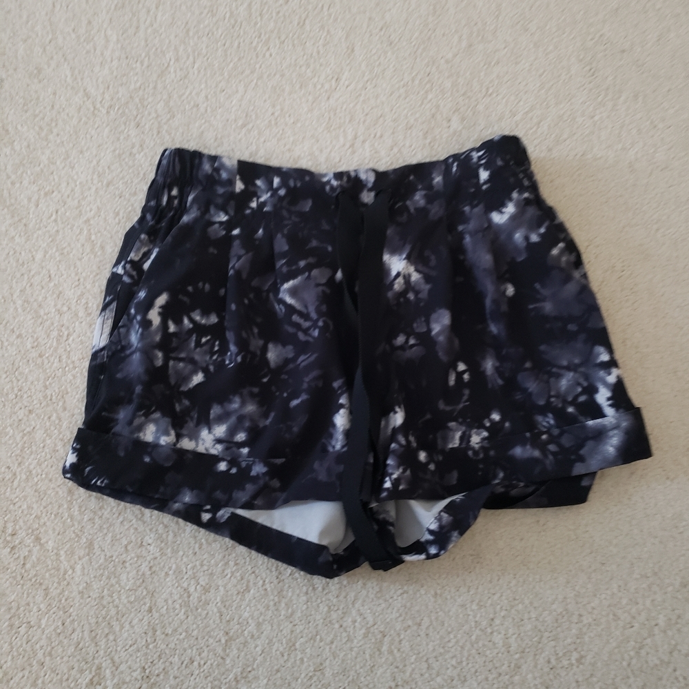Lululemon Spring Break Away Shorts II in Dusk Dye White/Black sz4
